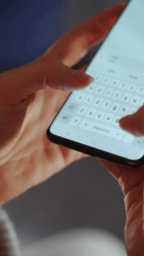 Kanepede telefonla mesaj yazan eller